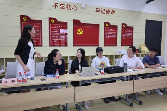一群人站在桌子上已生成高可信度的说明